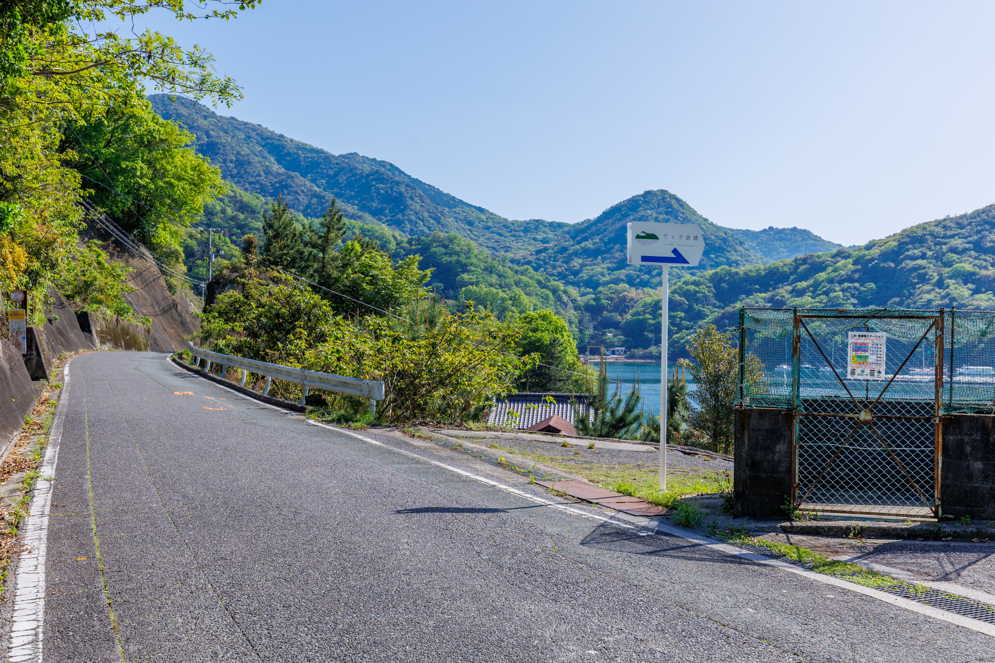 看板と入り口への道路（引き）